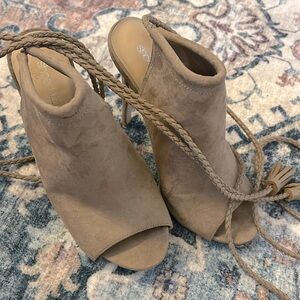 Shoe Dazzle Bootie
Size 9
Color tan